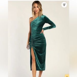 Lulu’s NWT Emerald Green Velvet Rhinestone One-Shoulder Dress